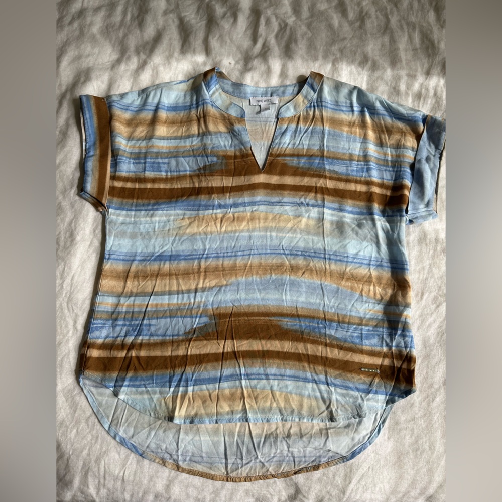 Nine West Summer Watercolor Stripe Blouse Medium Blue Tan V-Neck Top - Picture 2 of 9